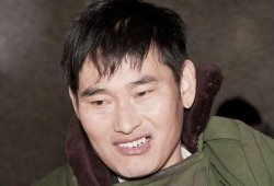 大衣哥玩手机被爆料视频,意外曝光日常瞬间